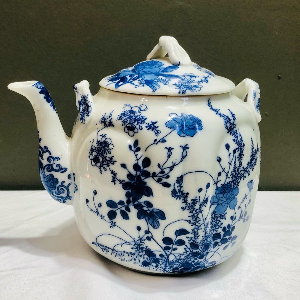 Vintage Blue White Floral Teapot w/ Lid Porcelain Ceramic Serving Tea Pot Decor